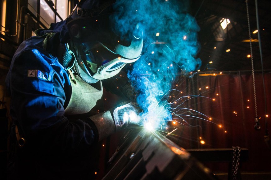 Ein Mitarbeiter bearbeitet einen wichtigen Auftrag fuer den Eisenbahnsektor der Firma Tenconi, ein in der Metallverarbeitung taetiges Unternehmen, am Dienstag, 14. April 2020, in Airolo. Unter Einhalt ...