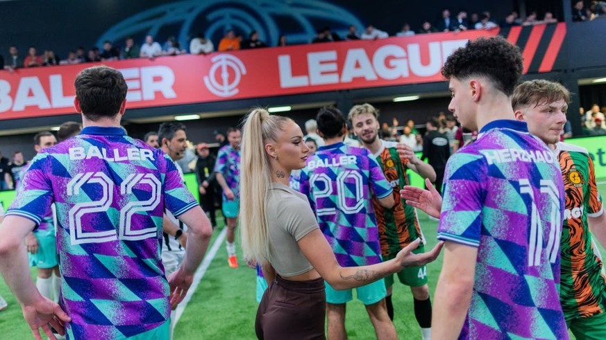 Alisha Lehmann, manager de l'équipe Streets United, avec ses joueurs.