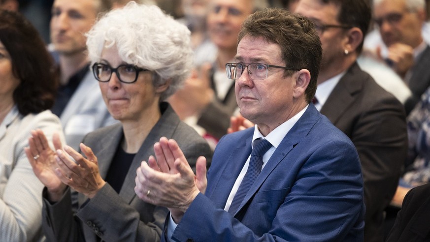 Bundesrat Albert Roesti, rechts, applaudiert neben Katrin Schneeberger, Direktorin des Bundesamts f