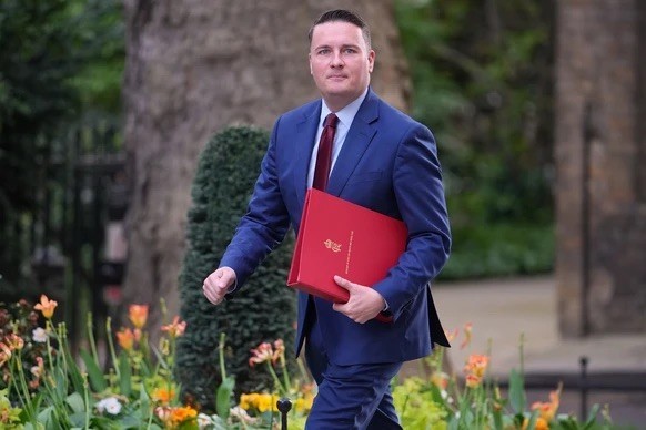 Wes Streeting, ministre britannique de la Santé, a démissionné de ses fonctions en mai 2025 et envisage de succéder à Keir Starmer au poste de Premier ministre.
