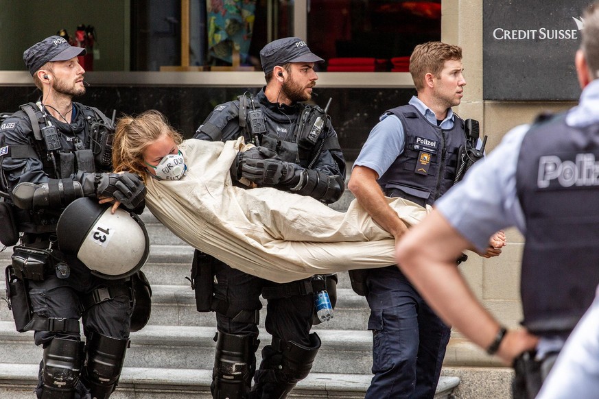 Des policiers en train d'évacuer Alexandra, le 8 juillet 2019 à Zurich. 