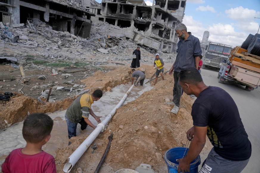 Des habitants de Gaza réparent une conduite d&#039;eau.