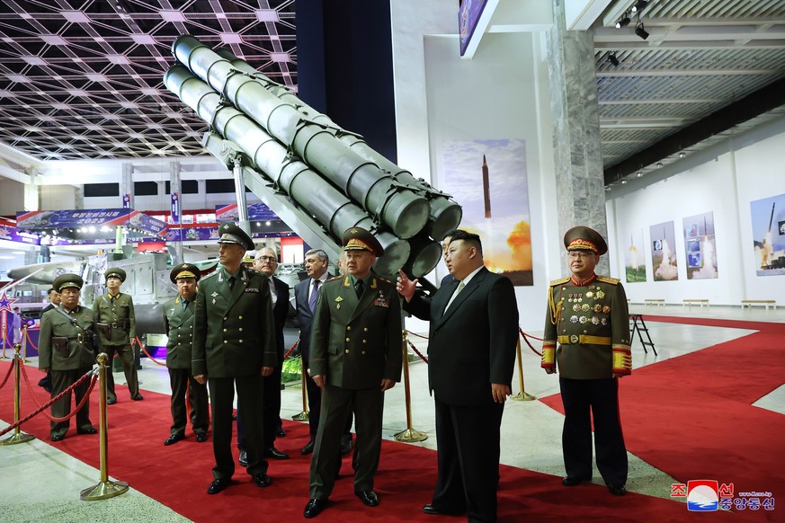 Kim Jong-un s'entretient avec le ministre russe de la Défense de la Fédération jeudi à Pyongyang.