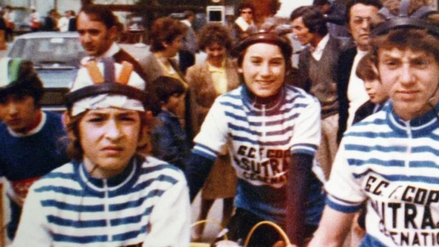 Marco Pantani, encore enfant, au premier plan à gauche.