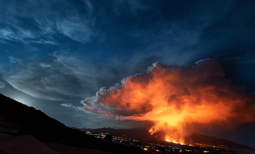 epaselect epa09592810 Lava and smoke rise from the Cumbre Vieja volcano, La Palma, Canary Islands, Spain, 19 November 2021. The Cumbre Vieja volcano erupted on 19 September and has spewn out smoke, as ...