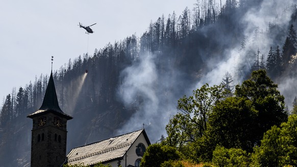 Un helicoptere de la compagnie Air Zermatt, verse de l&#039;eau pour eteindre les foyers dans la foret au-dessus des communes de Bitsch et Ried-Moerel le jeudi 20 juillet 2023 depuis Moerel Filet. Six ...