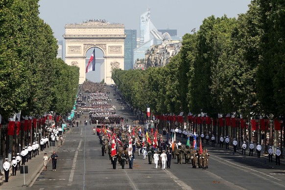 Lors de son dernier défilé militaire du 4 juillet, Emmanuel Macron tente d'inscrire dans la pierre l'aide à l'Ukraine.