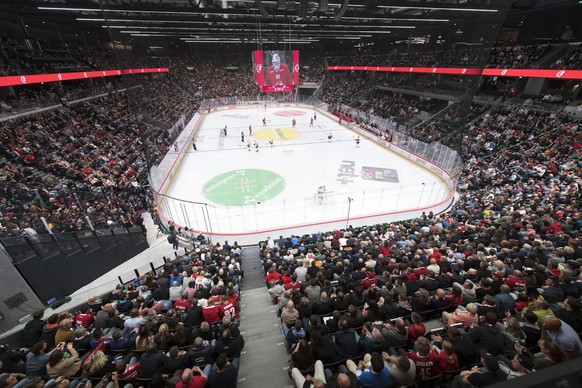 Les spectateurs observent le match du championnat suisse de hockey sur glace de National League entre le Lausanne Hockey Club, LHC, et le Geneve-Servette HC, GSHC, ce mardi 24 septembre 2019 a la pati ...