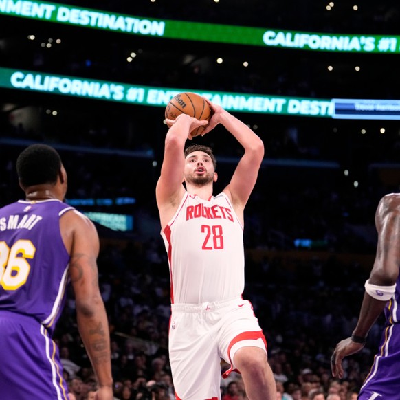 Alperen Sengun (au centre) et les Rockets instillent le doute dans la t黎e des Lakers.