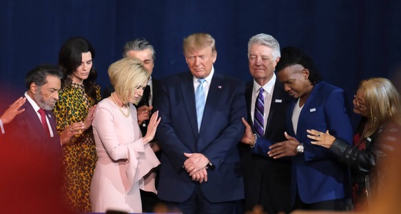 Bilder des Jahres 2020, News 01 Januar News Themen der Woche KW01 news Bilder des Tages United States President Donald J.Trump prays before delivering remarks at the Evangelicals for Trump coalition c ...