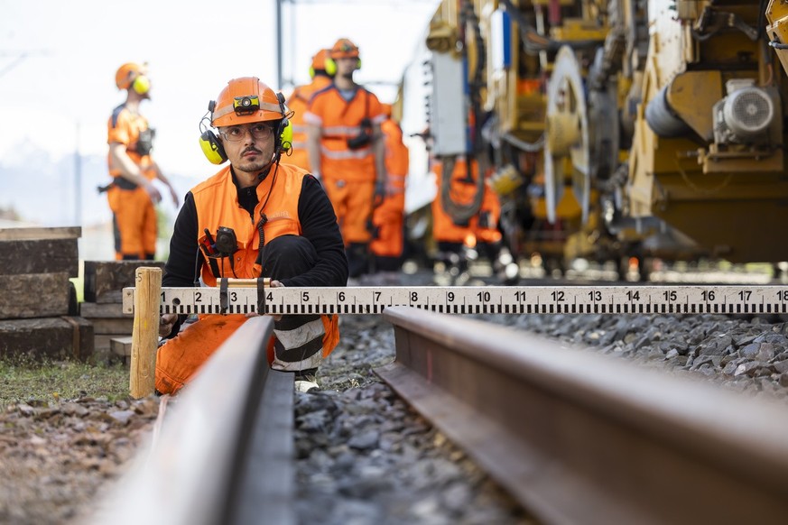 Des travaux vont perturber le nouvel horaire des CFF. Ici une image d&#039;illustration avec des ouvriers travaillant sur un chantier ferroviaire des CFF, le 5 avril 2024 à la gare de Saxon, Valais.