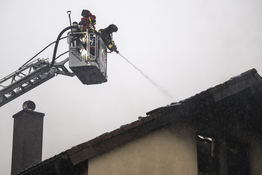 Die Feuerwehr bringt einen Brand in einem Wohnhaus unter Kontrolle, am Freitag, 21. Juni 2024 in Muensingen. (KEYSTONE/Anthony Anex)