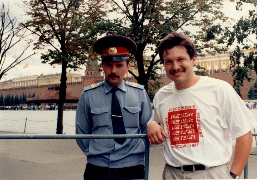 Vladimir Soloviev, en 1991 sur la Place Rouge, arborant tout sourire le logo de sa première société, Meteor, spécialisée dans les équipements pour discothèques.