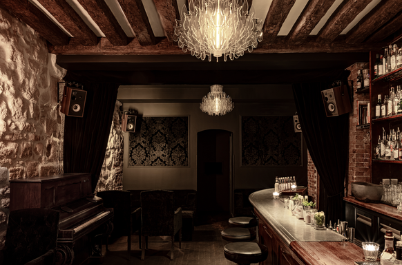 L'Experimental Cocktail Paris, le premier du groupe, et ses fameux lustres en plexiglas.