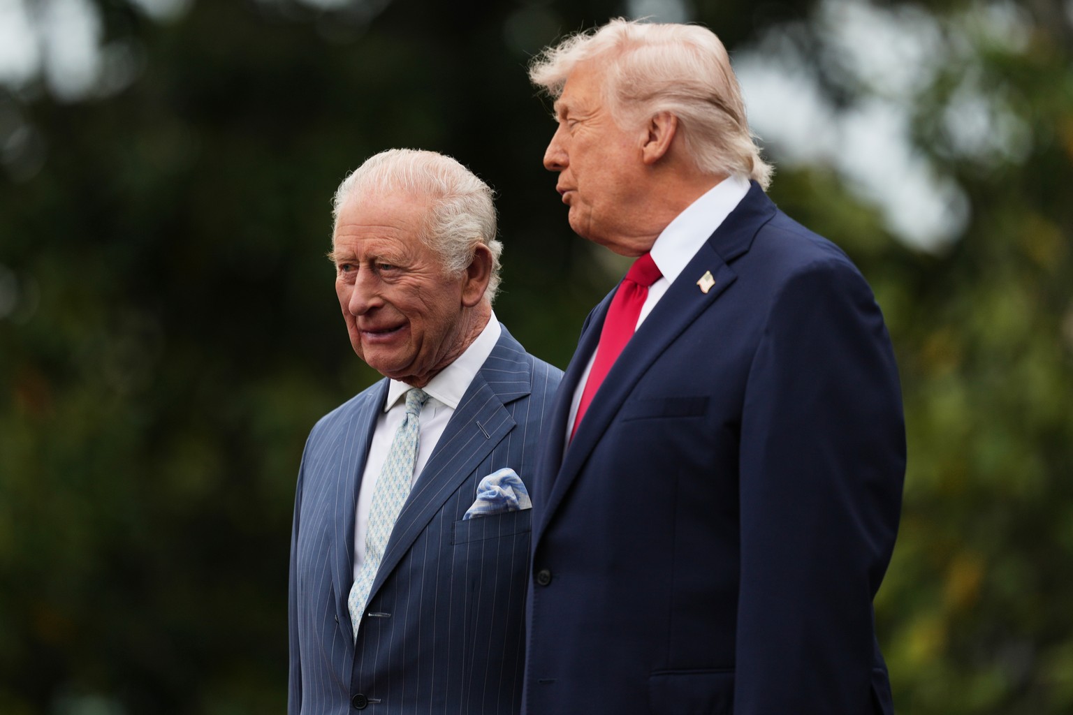 KEYPIX - Britain's King Charles III and President Donald Trump walk together during an arrival ceremony on the South Lawn of the White House, Tuesday, April 28, 2026, in Washington. (KEYSTONE/AP  ...