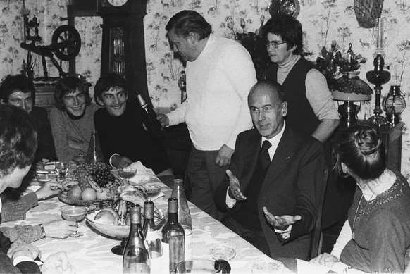 Valéry Giscard d'Estaing est aussi célèbre pour avoir été le premier président à s'inviter à la table des Français.