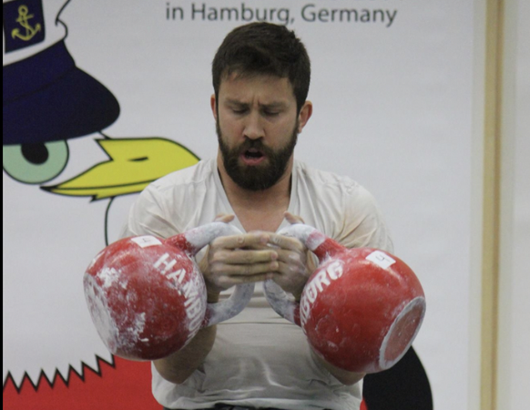 Raphaël en compétition lorsqu'il pratiquait les Kettlebells au plus haut niveau.