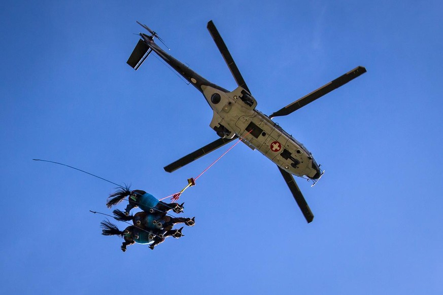 Un helicoptere Super Puma des forces aeriennes de l?armee suisse transporte trois chevaux lors d'un exercice le vendredi 9 avril 2021 a Saignelegier. Sur demande de l'universite de Zurich et dans le c ...