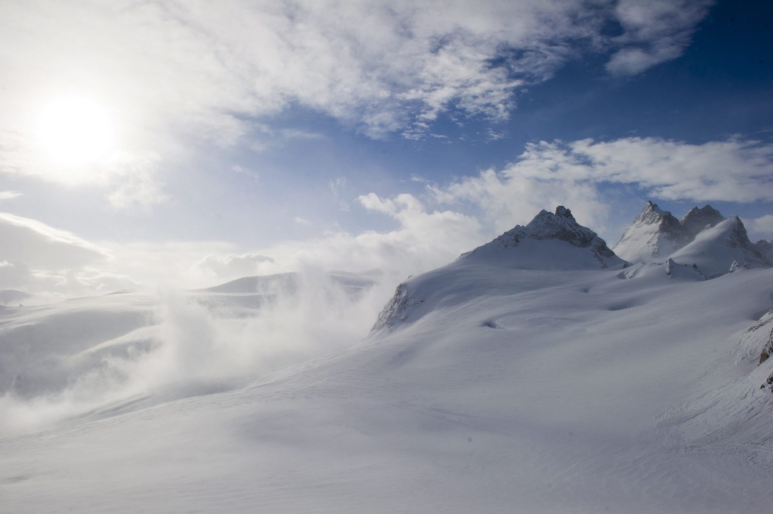 Vue depuis la cabane du col Bertol ce jeudi 26 avril 2012. Le vent, les nuages la tempete et les conditions meteorilogiques a Tete Blanche et col Bertol ont oblige les organisateurs de stopper la Part ...