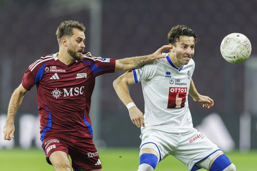 Timothe Cognat (SFC), gauche, lutte pour le ballon avec Levin Winkler (FCL), droite, lors de la rencontre de football de Swiss Super League entre le Servette FC, SFC, et le Luzern, FCL, ce jeudi 31 oc ...