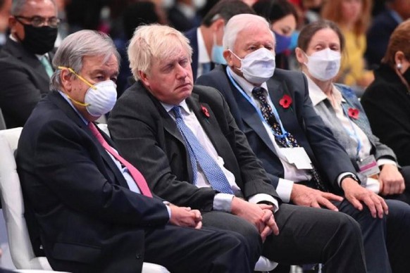 Boris Johnson assis entre le secrétaire général des Nations Unies, António Guterres, et Sir David Attenborough.