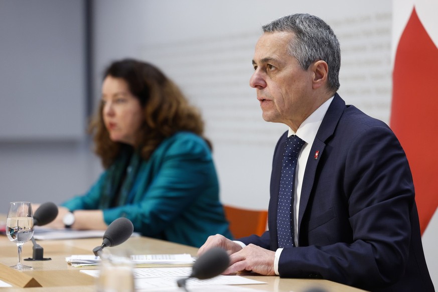 Bundesrat Ignazio Cassis spricht neben Botschafterin Maya Tissafi, Leiterin MENA, Eidgenoessisches Departement fuer auswaertige Angelegenheiten (EDA), waehrend einer Medienkonferenz des Bundesrates, a ...