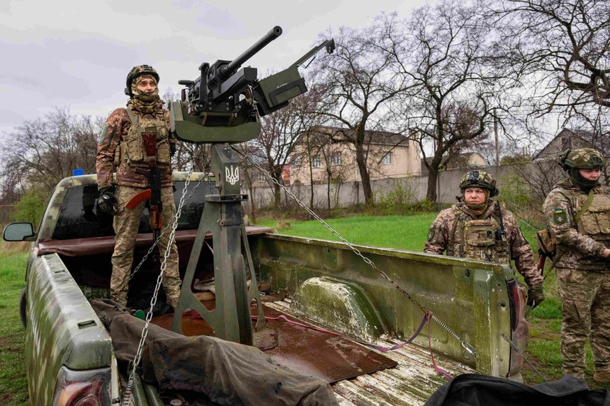 Su cette photo, des citoyens ukrainiens volontaires se préparent à un exercice d'interception de drones et de missiles prévu pendant la nuit, près d'Odessa.