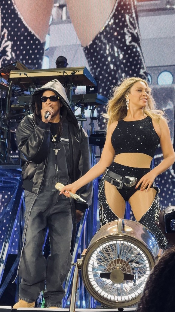 Jay-Z et Beyoncé sur la scène du Stade de France à Paris le 22 juin.