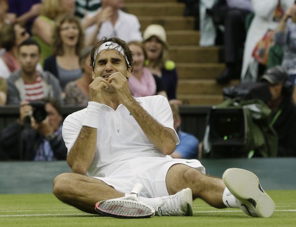 ARCHIV --- ZUM BERICHT �100 JAHRE CENTRE COURT WIMBLEDON� STELLEN WIR IHNEN FOLGENDES BILDMATERIAL ZUR VERFUEGUNG --- Roger Federer of Switzerland reacts as he wins the men's singles final agains ...