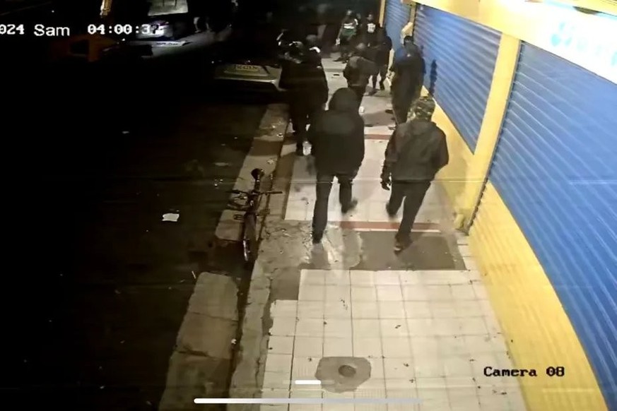 De source policière, les forces de l'ordre étaient pourtant bien là et ont même essuyé des tirs à balles réelles qui ont touché à deux reprises un de leurs véhicules.