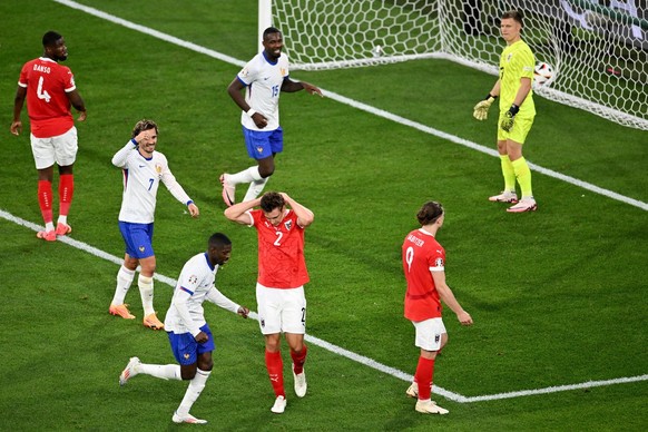 17.06.2024, Nordrhein-Westfalen, Düsseldorf: Fußball, UEFA Euro 2024, EM, Vorrunde, Gruppe D, Spieltag 1, Österreich - Frankreich, Düsseldorf Arena, Österreichs Maximilian Wöber (M/unten) reagiert nac ...