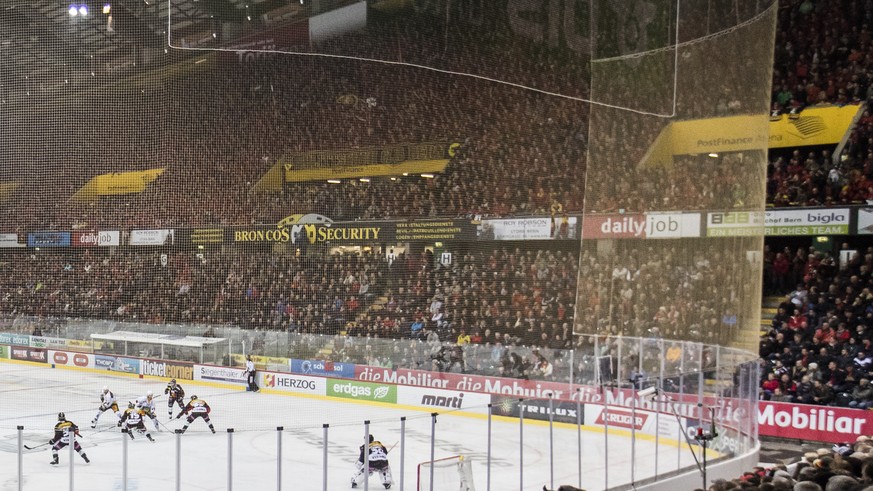 ARCHIVBILD ZUR ERLAUBNIS VON VERANSTALTUNGEN MIT MEHR ALS 1000 PERSONEN AB OKTOBER DURCH DEN BUNDESRAT, AM MITTWOCH, 12. AUGUST 2020 - Zuschauer verfolgen das erste Eishockey Playoff-Finalspiel der Na ...