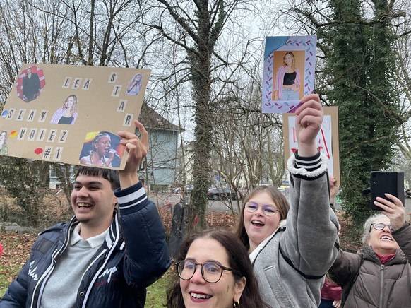 Des fans de Léa de la Star Ac' brandissent des panneaux à son effigie