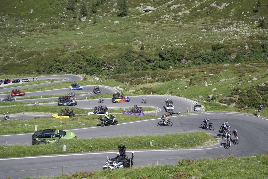 Des virages, des virages et encore des virages: la montée du Splügen fait chauffer les cuisses des cyclistes et les pneus de la caravane.