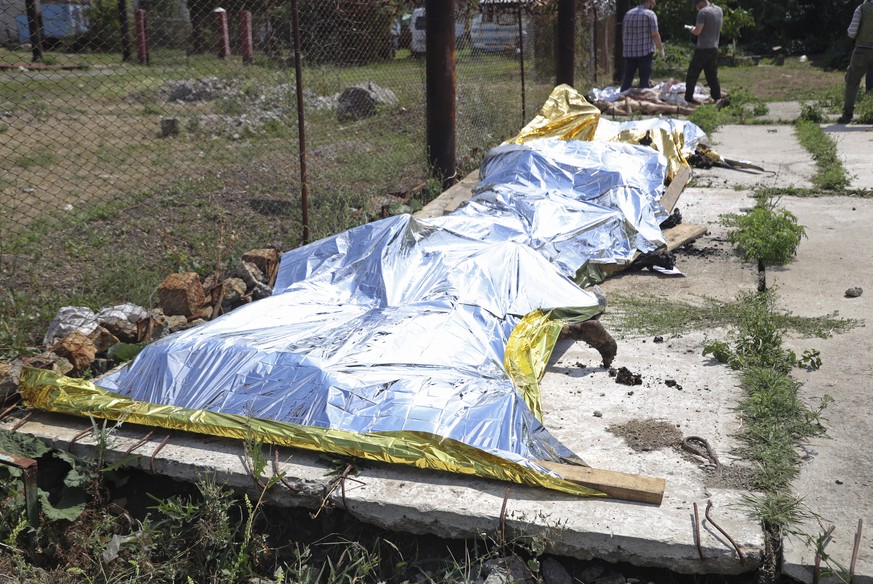 Les corps recouverts des victimes à Olenivka.
