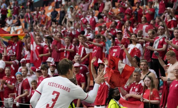 Jannik Vestergaard fête avec les fans danois lors de l&#039;Euro 2020 à Amsterdam.