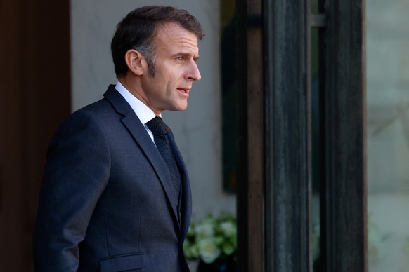epa12459615 French President Emmanuel Macron waits for the arrival of the European Commission president at the Elysee Palace in Paris, France, 17 October 2025. EPA/MOHAMMED BADRA