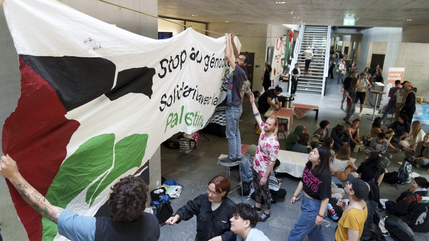 Des etudiants pro-palestiniens s&#039;insallent pour une occupation pacifique &quot;Pour la Palestine&quot; dans une partie du batiment Perolles 21 de l&#039;Universite de Fribourg, UNIFR, ce lundi 13 ...