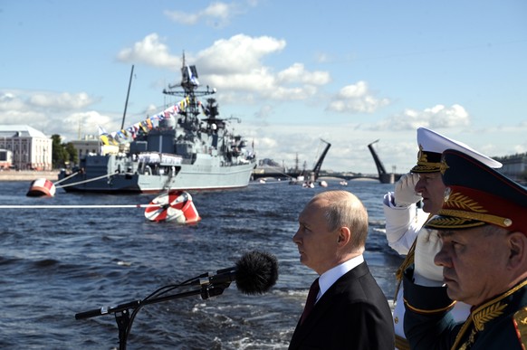 Poutine et son ministre de la Défense Choïgou inspectent leur flotte à Saint-Pétersbourg, ce 30 juillet 2023.