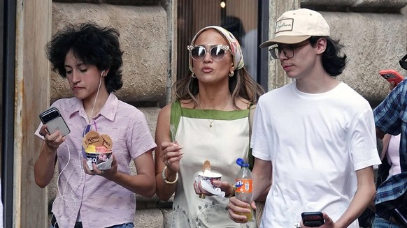 JLo entouré de ses deux fils, Emme et Max, en pleine dégustation de glace à Rome.