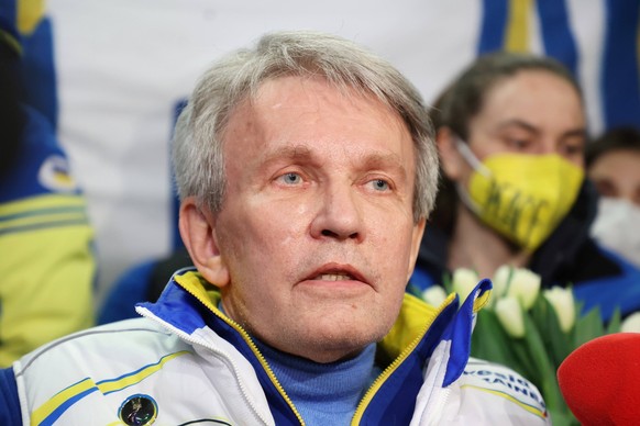 Ukrainian paralympians land in Poland Photo: Piotr Molecki/East News Members of Ukraine s 2022 Winter Paralympics national team arrive at the Chopin Airport on March 15,2022 in Warsaw, Poland. Due to  ...
