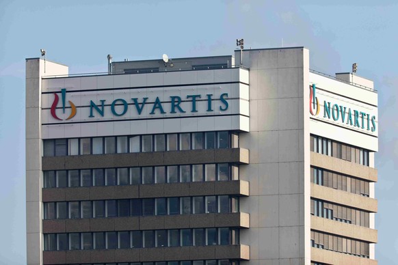Le géant pharmaceutique Novartis est au sommet du classement des entreprises suisses cotées en bourse qui paient le plus d'impôts complémentaires.