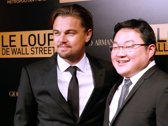Jho Low (à droite) avec la star hollywoodienne Leonardo DiCaprio lors de la première du film &quot;Le Loup de Wall Street&quot; à Paris en décembre 2013.