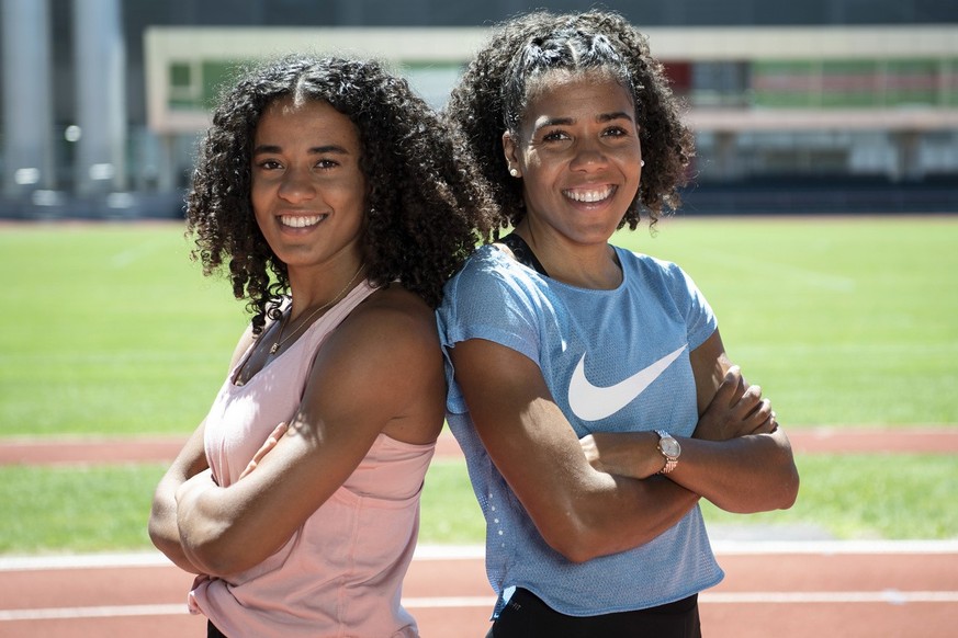 Die Schweizer Leichtathletinnen Schwestern Mujinga, rechts, und Ditaji Kambundji posieren anlaesslich einem Medientermin, am Dienstag, 30. Juni 2020, in Bern.(KEYSTONE/Peter Schneider)