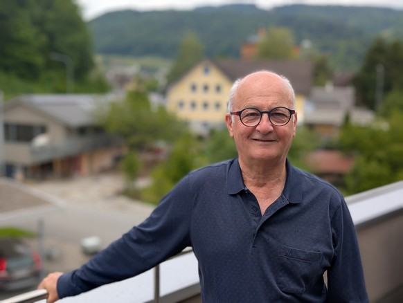Daniel Rüegg sur sa terrasse: il fait beaucoup de vélo électrique dans la région d’Appenzell Rhodes-Extérieures.