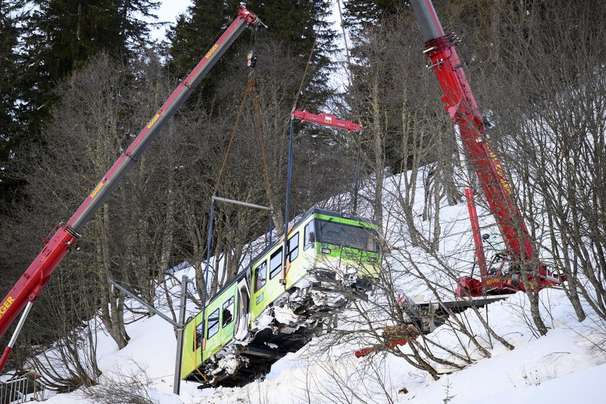 Deux grues soulevent le wagon du train accidente, pesant 25 tonnes, des Transports publics du Chablais, TPC, lors des travaux de levage et de remise sur rails de la rame du train accidente suite a une ...