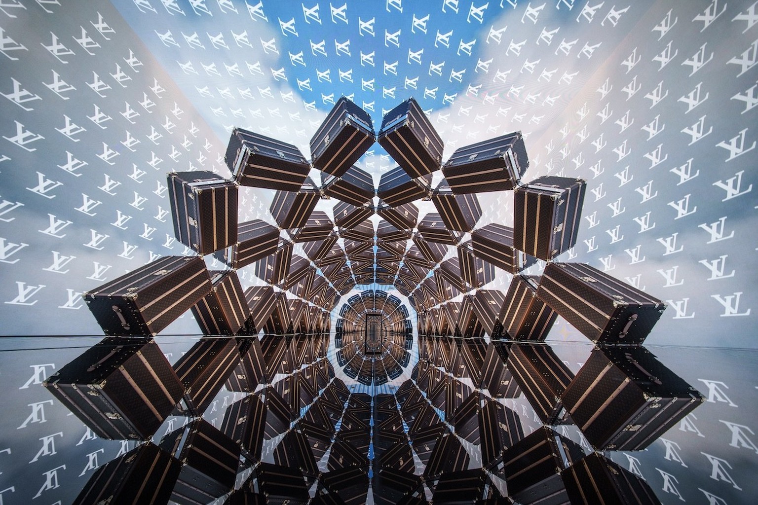 Le Louis Shanghai est un concept-shop en forme de bateau créé par Louis Vuitton dans la ville de Shanghai, en Chine.