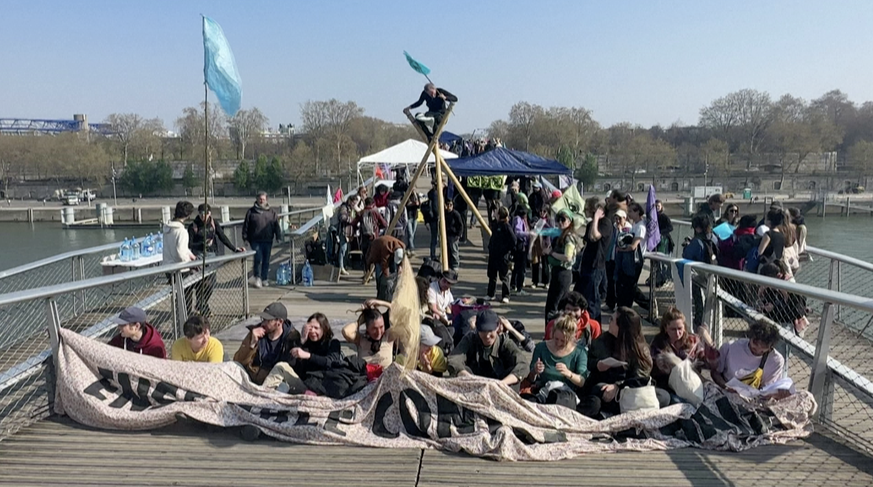 Environ 300 militants écologistes ont occupé samedi la passerelle Simone-de-Beauvoir à Paris pour dénoncer le manque de place accordée à l’écologie dans le débat politique. L’action a été rapidement é ...