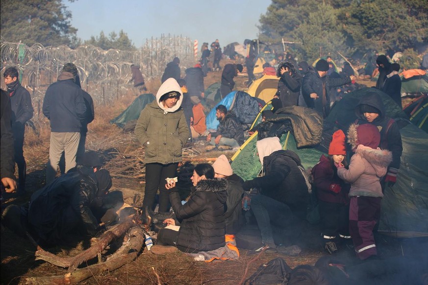 Des migrants dans leur camp près de la frontière entre le Biélorussie et la Pologne, dans la région de Grodno.