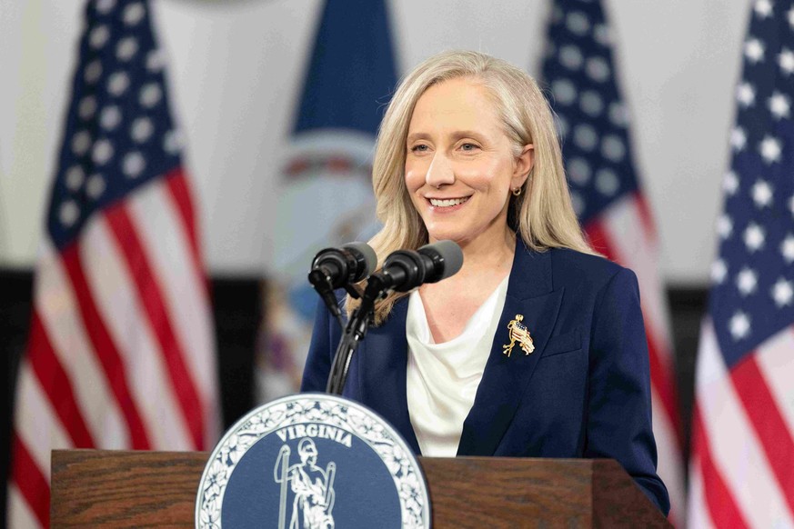 Abigail Spanberger, prononce ici la réponse démocrate au discours sur l'état de l'Union du président américain Donald Trump, le 24 février 2026 à Williamsburg, en Virginie.